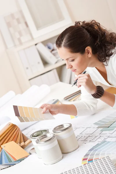 Joven Diseñadora Interiores Femenina Oficina Con Pintura Muestra Color —  Fotos de Stock
