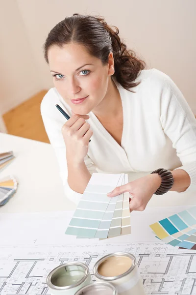在与颜色色板和油漆的办公室工作的年轻女性室内设计师 — 图库照片