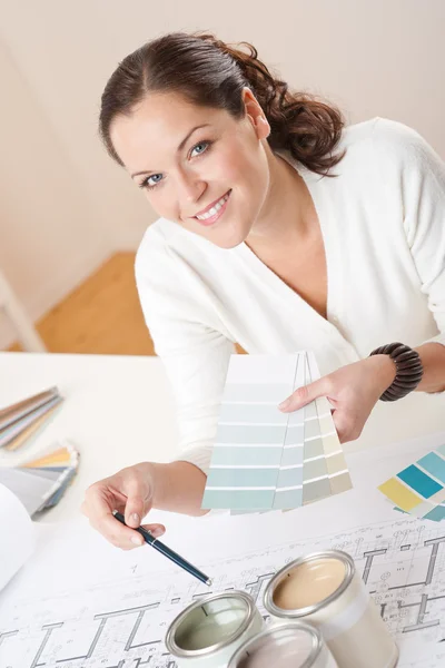 Jonge vrouwelijke interieur ontwerper werken op kantoor — Stockfoto