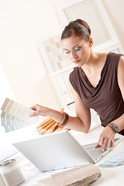 Χαμογελαστά Γυναικεία Σχεδιαστή Δείγμα Χρώματος Και Φορητό Υπολογιστή Στο Γραφείο — Φωτογραφία Αρχείου