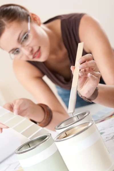 Designer donna con lattina di vernice scegliendo il colore — Foto Stock