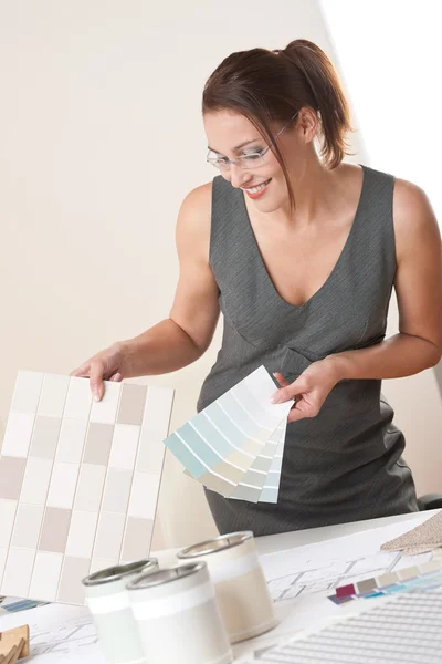 Kobieta projektanta wnętrz z próbki koloru — Zdjęcie stockowe