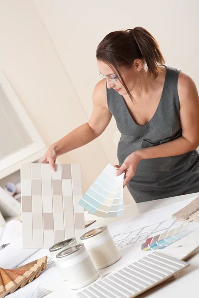 颜色色板选择瓷砖的颜色与在办公室工作的女性室内设计师 — 图库照片