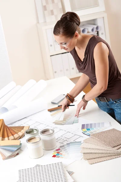 Unga kvinnliga formgivare arbetar med färgrutor — Stockfoto