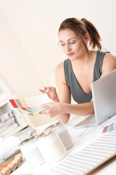 Jovem designer feminina trabalhando no escritório com laptop — Fotografia de Stock