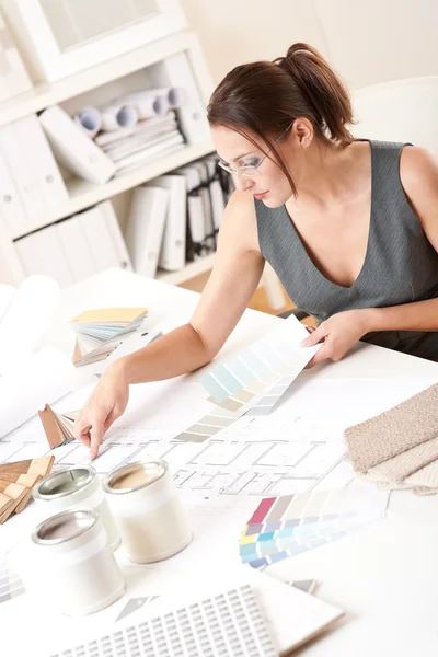 Vrouwelijke interieur ontwerper werken met kleurstaal — Stockfoto