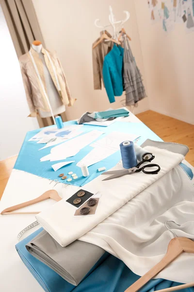Fashion designer studio med professionell utrustning — Stockfoto