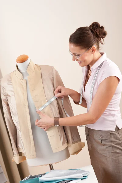 在工作室的夹克量度的女性时装设计师 — 图库照片
