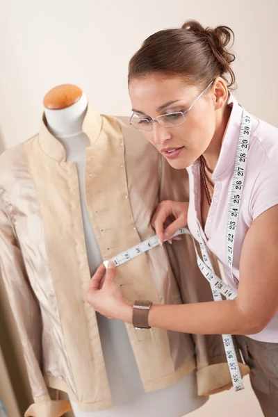 Дизайнер женской одежды измеряет — стоковое фото