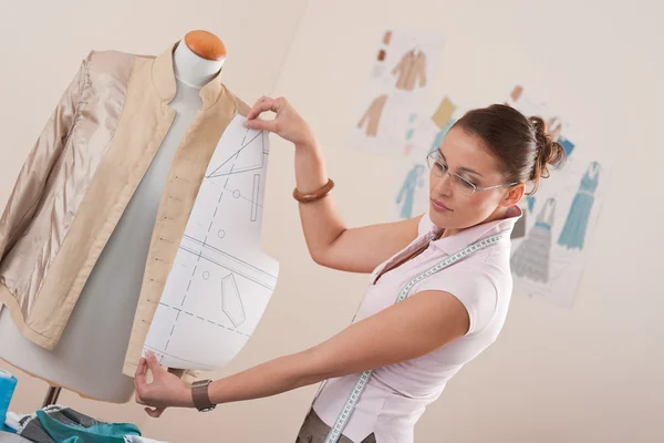 Designer de moda feminina trabalhando com corte padrão — Fotografia de Stock