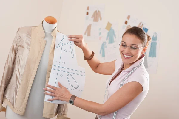 Kobieta projektant mody współpracuje z krojeniowy — Zdjęcie stockowe