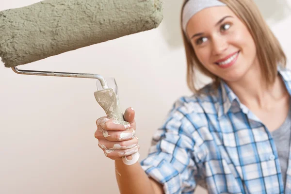 Home improvement: Young woman with paint roller — Stock Photo, Image
