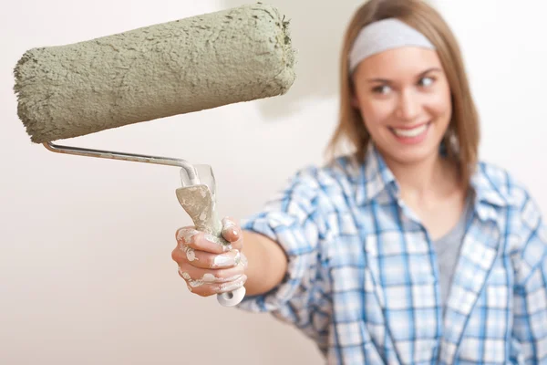 Melhoria da casa: Mulher jovem com rolo de pintura — Fotografia de Stock