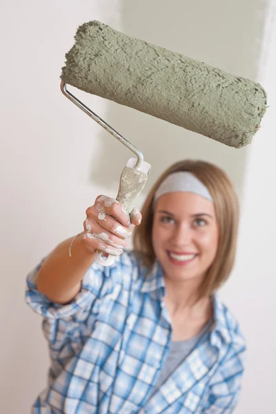 Renovering Leende Kvinna Med Paint Roller Måleri Vägg — Stockfoto