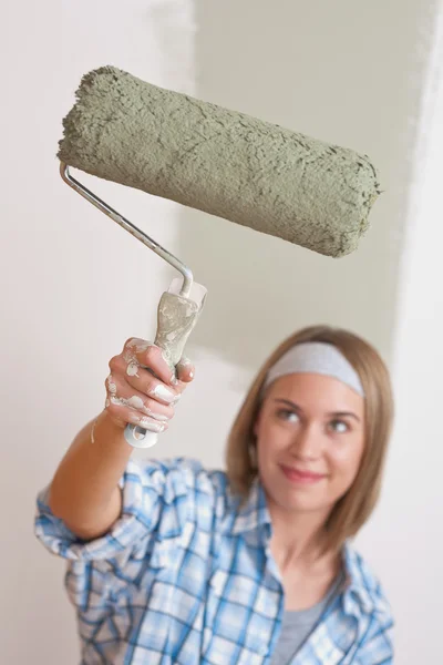 Miglioramento domestico: donna sorridente con rullo della vernice — Foto Stock