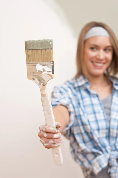 Heimwerker Junge Frau Mit Pinsel Fokus Auf Die Hand — Stockfoto