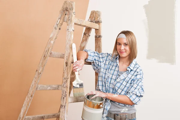 Home Improvement Femme Souriante Avec Peinture Pinceau — Photo