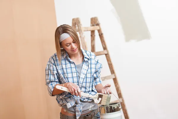 Renovering Leende Kvinna Med Färg Och Pensel — Stockfoto