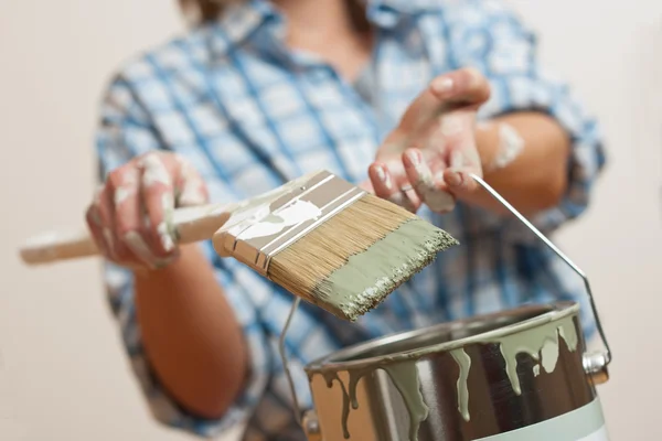 Amélioration de la maison : Femme tenant pinceau de peinture et peut — Photo