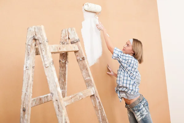 Melhoria Casa Parede Pintura Mulher Com Rolo Pintura — Fotografia de Stock