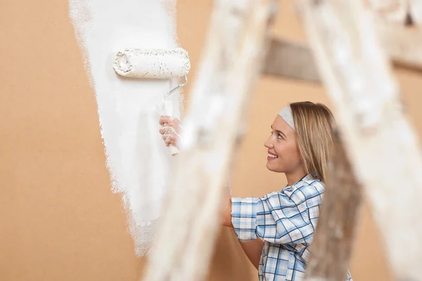 Domácí zlepšení: žena malování zdi — Stock fotografie
