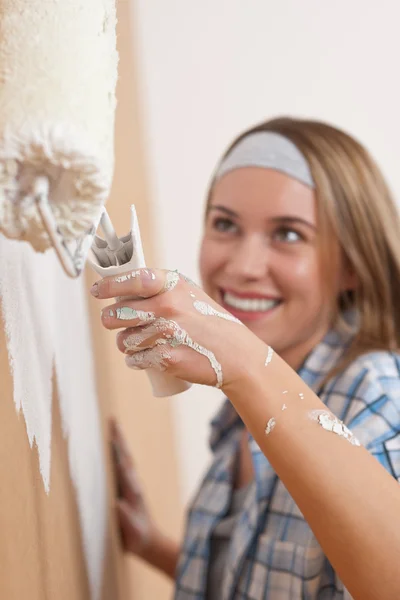 Melhoria da casa: parede de pintura jovem mulher — Fotografia de Stock