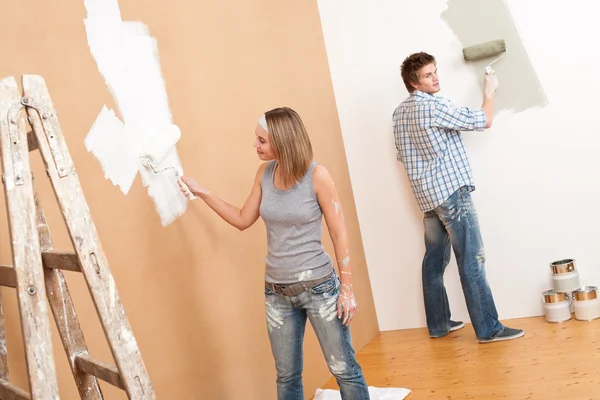 Renovering: ungt par måleri vägg — Stockfoto