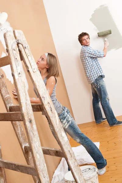 Home Melhoria Parede Pintura Jovem Casal Com Rolo Pintura — Fotografia de Stock