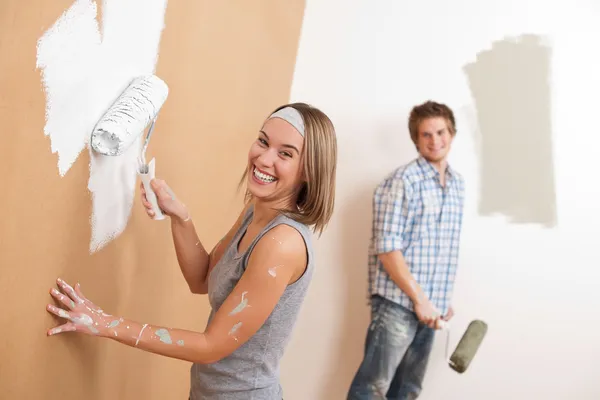 Renovering Ungt Par Måla Väggen Med Paint Roller — Stockfoto
