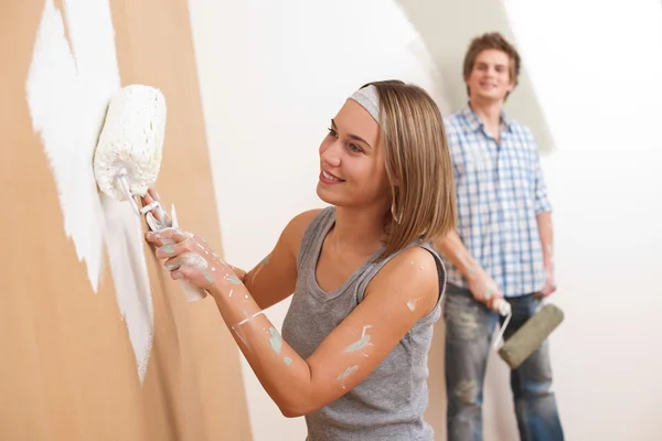Mejora del hogar: Joven hombre y mujer pintura pared — Foto de Stock