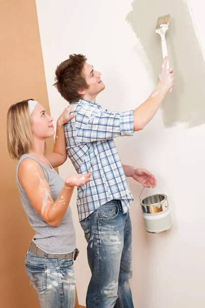 Благоустройство дома: человек рисует стену кистью — стоковое фото