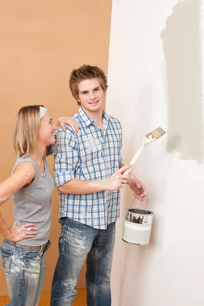 Home verbetering: Man schilderij muur met penseel — Stockfoto