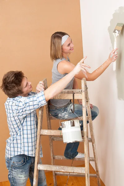 Miglioramento domestico: giovane coppia pittura parete — Foto Stock