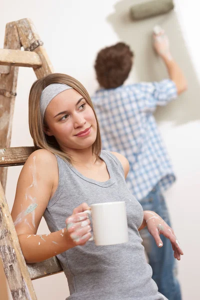 Home improvement: Young couple painting wall — Stock Photo, Image