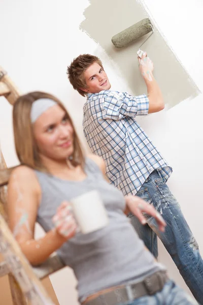 Amélioration de la maison : Jeune couple mur de peinture — Photo