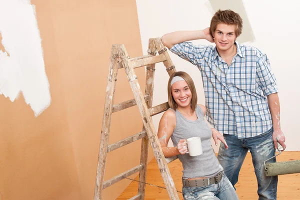 Heimwerker: junges Paar streicht Wand — Stockfoto