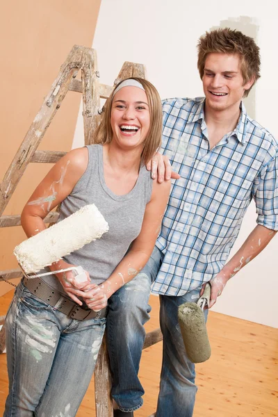 Heimwerker: junges Paar streicht Wand — Stockfoto