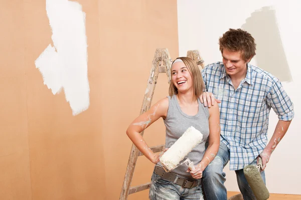 Amélioration Maison Jeune Couple Mur Peinture Avec Rouleau Peinture — Photo