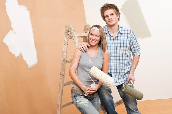 ホーム改善: 若いカップル絵の壁 — ストック写真