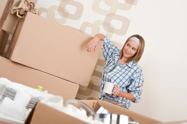 Casa em movimento: Mulher feliz com caixa — Fotografia de Stock