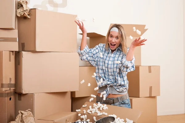Movendo casa: Jovem mulher se divertindo — Fotografia de Stock