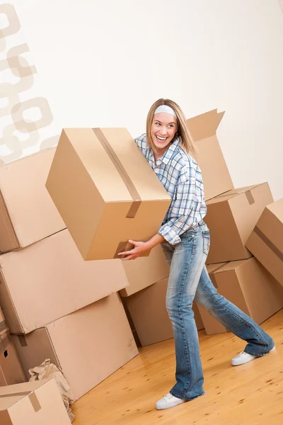 Bewegende huis: vrouw met grote kartonnen doos — Stockfoto