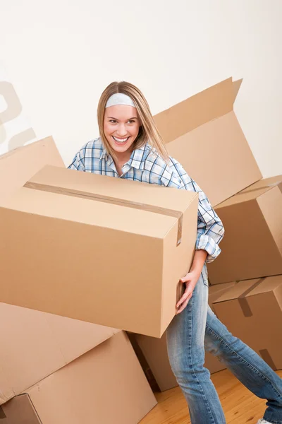 Bewegende Huis Vrouw Met Grote Kartonnen Doos Nieuwe Huis — Stockfoto