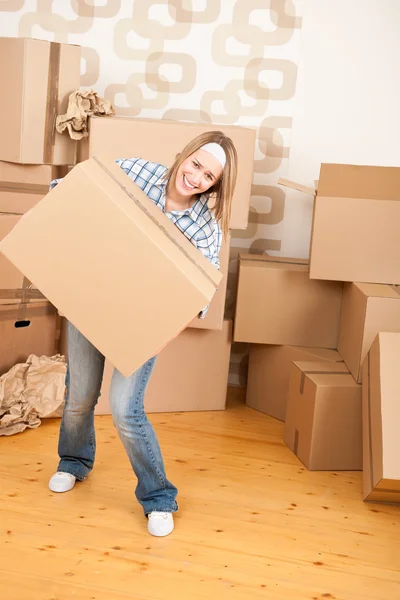 Casa em movimento: Mulher segurando grande caixa de papelão — Fotografia de Stock