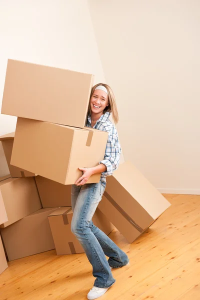 移動家 新しい家で大きなダン ボール箱を保持している女性 — ストック写真