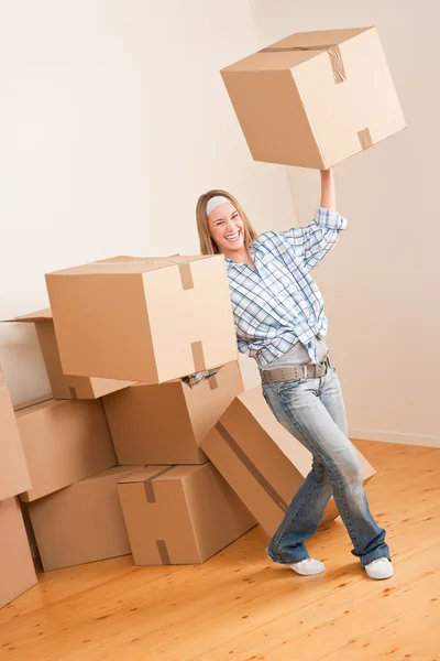 Casa em movimento: Mulher segurando grande caixa de papelão — Fotografia de Stock