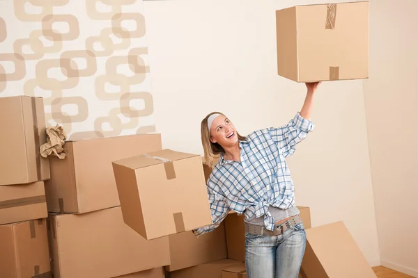 Casa móvil: Mujer sosteniendo caja de cartón grande —  Fotos de Stock