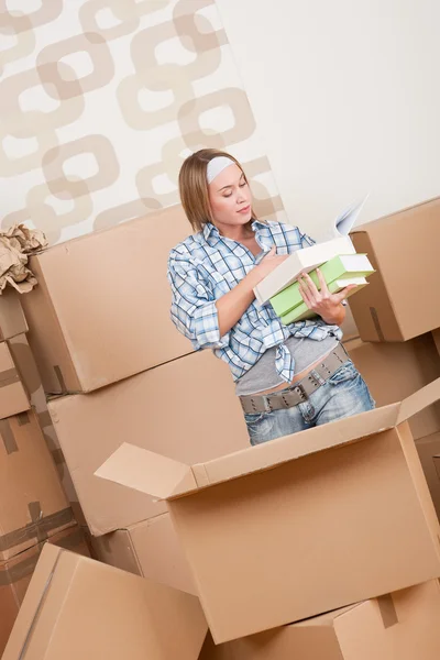 Flytt Kvinna Uppackning Box Med Bok Nya Hem — Stockfoto