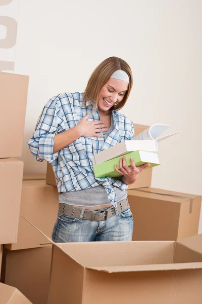 Movendo Casa Caixa Desembalagem Mulher Com Livro Nova Casa — Fotografia de Stock