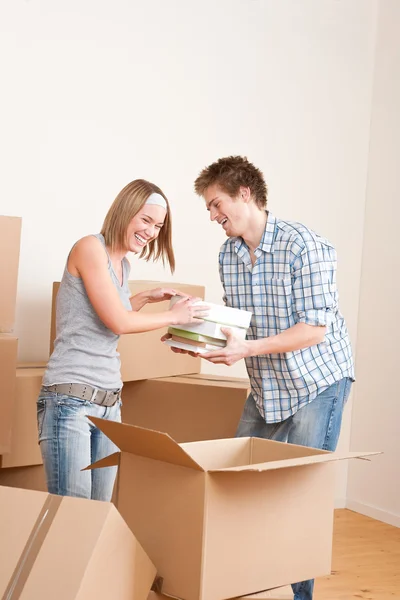 Neues Haus Junges Paar Mit Karton Neuen Heim Packt Buch — Stockfoto